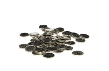 Çeşitli madeni paraların bir koleksiyonu beyaz bir yüzeyde rastgele yatıyor, metalik dokular ve karmaşık tasarımlar sergiliyor. Bu düzenleme para ve finans konularını vurgular. Ukrayna parası