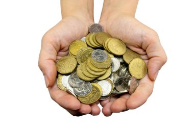 İki el açık ve çeşitli madeni paralar, çeşitli mezhepler ve para birimleri de dahil olmak üzere, düz beyaz bir arka plana karşı, zenginlik veya ekonomik değişim fikrini taşır.