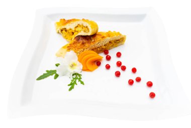 Taze otlar, renkli sebzeler ve küçük böğürtlenlerle bezenmiş lezzetli malzemelerle dolu güzel düzenlenmiş bir hamur işi sunar..