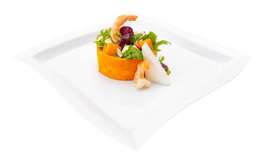 Canlı bir karides salatası taze yeşiller, portakal dilimleri ve biraz krem peynir içerir. Modern bir sunumda sanatsal olarak kaplanmış, mutfak yaratıcılığını gözler önüne seriyor..