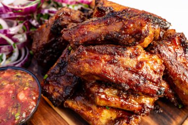 Taze salsa sosu ve dilimlenmiş soğanla birlikte ızgara pirzola üst üste yığılır. Bu ağız sulandırıcı yemek yaz toplantısı için mükemmel. Arkadaşları ve aileyi bir araya getirmek için..