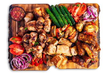 Canlı bir tabakta çeşitli ızgara etlerin yanı sıra taze salatalık, domates, kırmızı soğan ve baharatlı salsa sosu yer alır. Bu renkli yemek, şenlik sırasında paylaşmak için mükemmel..