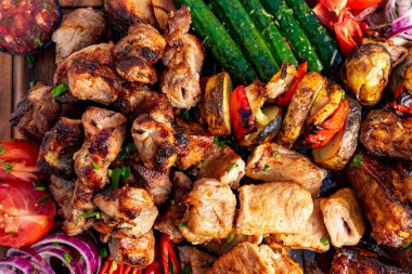 Taze sebze ve salsa ile birlikte rengarenk bir ızgara et çeşidi. Mükemmel hazırlanmış, bu şenlikli yemek çeşitli tatlar sunuyor, toplanmak için ideal..