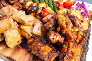 Renkli sebzelerin yanında çeşitli ızgara etler de sergileniyor. Bu açık hava ziyafeti toplantı ve kutlamalar için mükemmel..