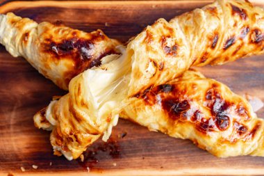 Lezzetli peynirli hamur işleri taze pişmiş, çıtır çıtır altın hamurları içeriden sızan erimiş peynirle mükemmel bir şekilde tamamlanmış. Atıştırmalık ya da aperatif için ideal..