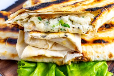 Lezzetli bir şekilde krem peynirli ve taze otlu ızgara ekmek marul yatağında oturup lezzetli bir ısırığı davet eder. Güneşli bir açık hava toplantısı için mükemmel..