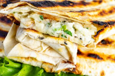 Peynir ve otlarla doldurulmuş lezzetli ızgara ekmek paketleri taze marulun üzerine otururlar, güneşli bir piknik ya da açık hava toplantısı için mükemmel olur. Lezzetli ve sağlıklı bir mutfak tercihi..