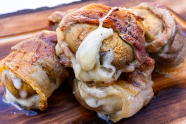 Sulu köfteler, sarılı ve ızgara, erimiş peynirle dolup taşıyor. Bu lezzetli yemek taze malzemelerle hazırlanmış doyurucu bir yemek sergiliyor. Paylaşım için ideal..