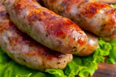 Sulu, ızgara sosisler kıvırcık marul yatağında sergilenir. Açık hava toplantıları ya da aile barbeküleri için mükemmel bir yaz yemeğinin altını çizerler..