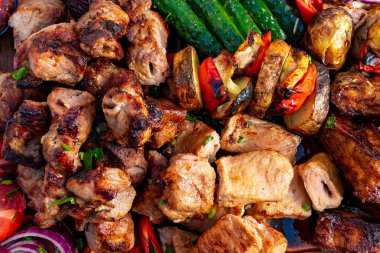 Lezzetli ızgara etler ve canlı sebzeler ahşap tabakta sunuluyor. Bu renkli vitrinler, iştah açıcı dokular ve tatlar açık hava toplantıları için mükemmeldir..