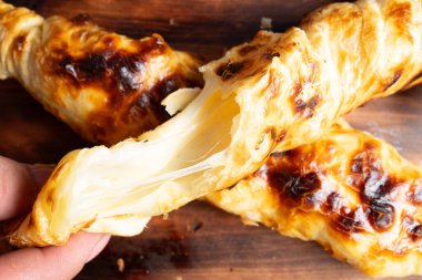 Gevrek hamur işleri altın kahverengidir ve erimiş peynirdir. Dışı çıtır çıtır, içi ise yapış yapış peynirle kaplı. Atıştırmalık için mükemmel..