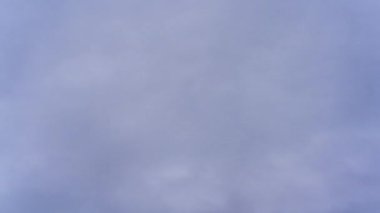 Karanlık bulutlar, yaklaşan bir fırtınanın habercisi olarak sakin bir arazide toplanıyor. Güneş ışığı söndükçe atmosfer değişiyor. Çevrede dramatik bir etki yaratıyor.