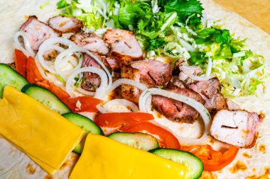 Taze marul, domates, salatalık, soğan ve peynirle süslenmiş ızgara domuz ve tavuk. Günün her saatinde doyurucu bir yemek için mükemmel hazırlanmış..