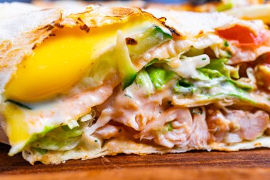 Yumuşak bir tortilla ile bir arada tutulmuş taze tavuk, kıtır marul ve renkli sebze katmanları sergiler. Günün her saati için nefis bir yemek oluşturur..