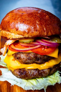 Eritilmiş peynirli sulu duble çizburger, kıtır pastırma, marul, domates, soğan ve turşu. Yaz barbeküsü ya da sıradan yemek için mükemmel..