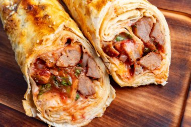 Sıcak ambalajlar taze et, taze sebze ve aromalı soslarla, gösterişli aşçılık becerileri ve canlı renklerle doludur. Yemek ve atıştırmalık için mükemmeldir..