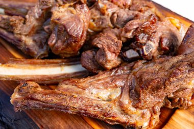 Yumuşak et parçaları, lezzetli ve lezzetli bir ziyafet sunan ahşap bir tahtanın üzerinde düzenlenir. Bu barbekü partisi arkadaşlarınızı ve ailenizi lezzetli bir yemeğin tadını çıkarmaya davet ediyor..