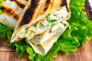 Lezzetli ızgara paketler kremalı karışımla dolu, canlı bir kıvırcık salata yatağında servis ediliyor. Hafif bir öğle yemeği ya da atıştırmalık için mükemmel, yemek meraklıları ve sıradan lokantalar için ideal..