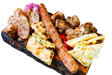 Sıcak ekmek ve üzerine soğan turşusu eklenmiş sosis ve şiş dahil olmak üzere canlı bir ızgara et düzenlemesi. Festival sırasında paylaşmak için ideal..