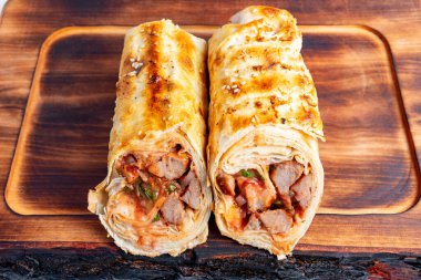 Bu ağız sulandırıcı ambalaj yumuşak, baharatlı et ve taze sebzelerle birleştirilmiş, hepsi sıcak, pullu bir hamur işiyle kaplanmış. Hızlı ve tatmin edici bir yemek için mükemmel..