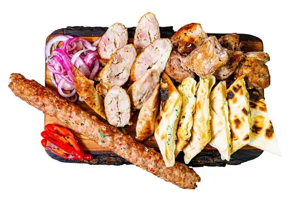 Tavuk, sosis ve doldurulmuş ekmeği de içeren rengarenk et çeşitleri taze kırmızı soğan ve kırmızı biberli ahşap bir tabakta güzelce düzenlenmiştir..