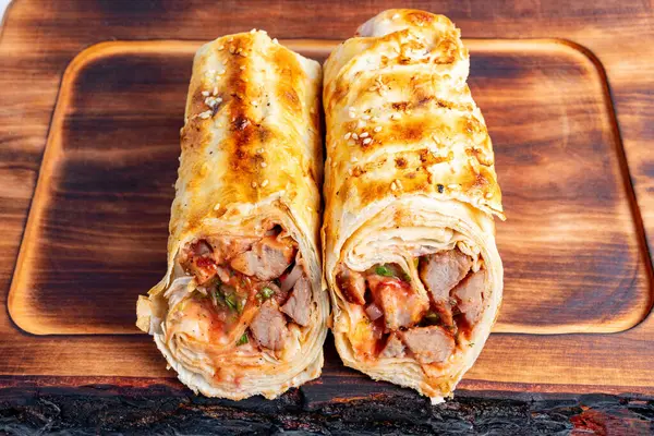 Bu ağız sulandırıcı ambalaj yumuşak, baharatlı et ve taze sebzelerle birleştirilmiş, hepsi sıcak, pullu bir hamur işiyle kaplanmış. Hızlı ve tatmin edici bir yemek için mükemmel..