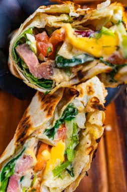 Izgara et, taze sebze ve erimiş peynirle kaplı lezzetli bir katman tadını çıkarmaya hazır. Bu iştah açıcı yemek, damak tadını heyecanlandıran canlı renkler ve dokular sergiliyor..