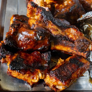 Zengin bir jöleli ızgara kaburga ile kaplanmış nefis bir gösteri, kömürleşmiş kenarları sergiliyor, doku ve lezzet katıyor. Yemekler toplanmak ve barbekü yapmak için mükemmel..