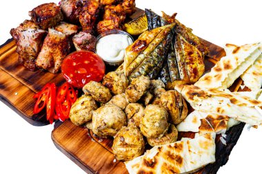 Tavuk ve baharatlı sığır eti de dahil olmak üzere canlı bir ızgara ahşap tabakta güzelce düzenlenmiştir. Taze biber, sos ve ekmek ana yemeğe eşlik ederek, yemeği güçlendirir..