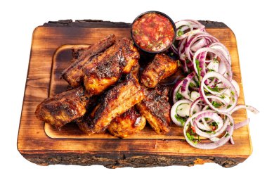 Sulu ızgara pirzola rengarenk soğan ve salatalık salatasıyla süslenir, yanında da leziz salsa sosu. Bu lezzetli yemek her barbekü için mükemmeldir..