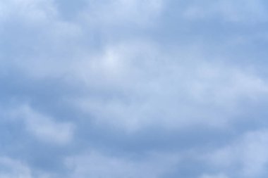 Sakin bir öğleden sonra yumuşak, gri-mavi bulutlarla dolu bir gökyüzünü gösterir. Atmosfer sakin görünüyor. Akşama doğru huzurlu bir günün yaklaştığını gösteriyor..