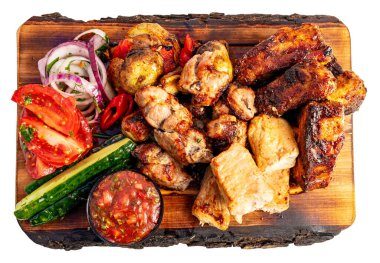 Çeşitli ızgara etler, taze sebzeler ve ahşap tabakta zengin bir sos içeren canlı bir ziyafet. Toplantılar ya da doyurucu bir yemek için mükemmel. Tat ve aromaların tadını çıkar..