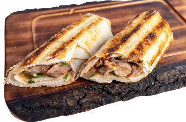 Izgara pide, taze et ve taze otları mükemmelce pişirir. Aromatik aromalar ve çıtır çıtır dokular bu ambalajları yemek aşıkları için ideal bir aperatif ya da yemek seçeneği yapar..