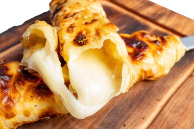 Taze pişmiş hamur işleri erimiş peynirden sızar, çıtır çıtır, altın hamuru sergiler. Atıştırmalık ya da aperatif için mükemmel. Bunlar her toplanma için idealdir..