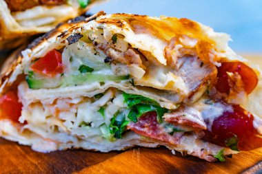 Bu ağız sulandıran ızgara ambalaj kutuları tavuk katmanları, taze sebzeler ve erimiş peynir, hepsi de doyurucu bir çıtır için mükemmel kızarmış. Hızlı yemek ya da atıştırmak için ideal..