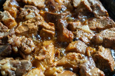 Yumuşak et parçaları lezzetli bir sosta nazikçe kaynatılır, zengin tatlar sergilenir. Bu yemek aile toplantısı ya da özel bir durum sırasında paylaşmak için mükemmel..