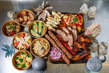 Canlı yayılmış vitrinler ızgara etler, renkli mezeler ve şenlikli dekorlar. Düzenleme kebap, salata ve çeşitli aperatifleri kapsıyor. Kutlama için mükemmel..