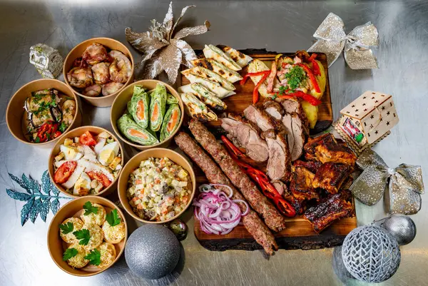 Canlı yayılmış vitrinler ızgara etler, renkli mezeler ve şenlikli dekorlar. Düzenleme kebap, salata ve çeşitli aperatifleri kapsıyor. Kutlama için mükemmel..