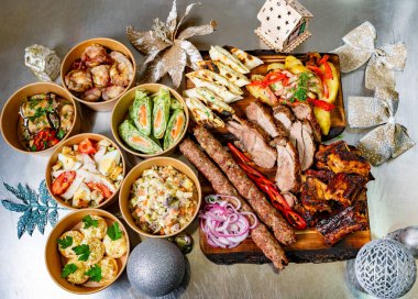 Masada canlı bir ızgara et, taze salata ve renkli süslemeler düzenlenerek, şenlikli bir toplantı ya da kutlama için davetkar bir ortam yaratılıyor..