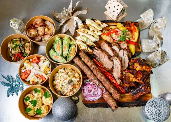 Masada canlı bir ızgara et, taze salata ve renkli süslemeler düzenlenerek, şenlikli bir toplantı ya da kutlama için davetkar bir ortam yaratılıyor..