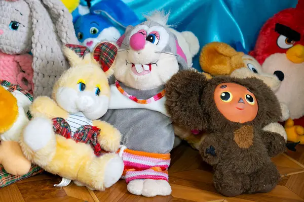 Neşeli bir tavşan, sırıtan gri bir yaratık ve neşeli ve neşeli bir atmosfer yaratan sevimli bir kahverengi karakter de dahil olmak üzere çeşitli yumuşak oyuncaklar bir araya getirilir..