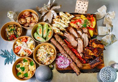 Festival masası, geleneksel yemeklerle doludur. Izgara et, taze salata ve aromalı salata dahil. Sevdiklerimizle bir bayram toplantısı için mükemmel olur..