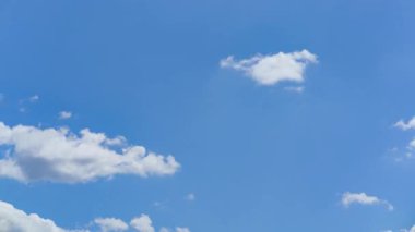 Parlak mavi gökyüzü yumuşak, kabarık bulutların tembelce sürüklendiğini gösteriyor. Atmosfer taze ve davetkar. Açık hava aktiviteleri ve rahatlama için ideal. Zaman Uygulaması