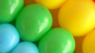 Bahar şenlikleri sırasında eğlenceli aktiviteler için canlı desenler halinde dizilmiş renkli balonlar.