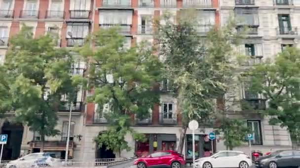 西班牙马德里 2022年12月20 20日 沿着马德里市中心的一条街道旅行 在那里我们可以看到建筑物 雕像和旅游巴士 — 图库视频影像
