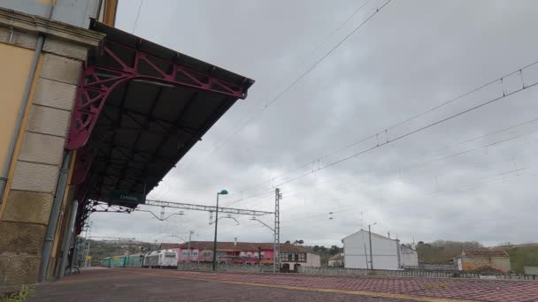Canabal Lugo Hiszpania 2022 Pociąg Towarowy Ciągnięty Przez Lokomotywę Firmy — Wideo stockowe