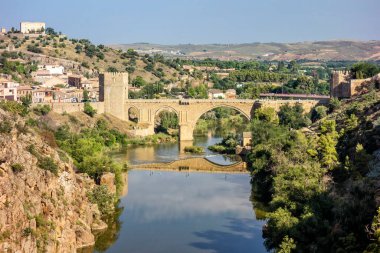 Tagus nehri Toledo, İspanya ve San Martin köprüsünden geçerken çok güzel bir yaz günü mavi bir gökyüzü...