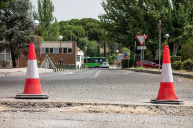 Asfalt koşullandırma çalışmalarını işaret etmek için hendeğin önündeki trafik konileri