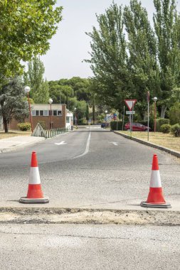 Asfalt koşullandırma çalışmalarını işaret etmek için hendeğin önündeki trafik konileri