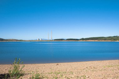 Patlamadan saatler önce Compostilla II termik santralinin soğutucu kuleleri ve bacaları bu enerji santrali Bercian manzarasından gelen endüstriyel geçmişinin bir sembolüydü.